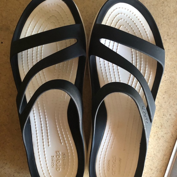 CROCS; slip on sandals - Picture 4 of 4